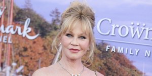 Η Μέλανι Γκρίφιθ με μαζεμένα μαλλιά και μαύρο τοπ