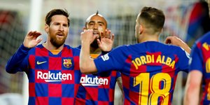 Ο Λιονέλ Μέσι πανηγυρίζει με Αλμπα και Βιδάλ