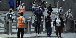 Επιβάτες του μετρό περνούν από τον έλεγχο εισιτηρίων