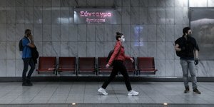 μια κοπέλα περπατά σε αποβάθρα του μετρό