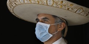 Μεξικανός με σομπρέρο φορά μάσκα για τον κορωνοϊό