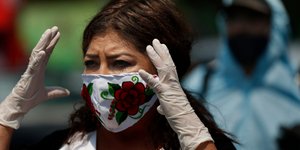 Μεξικανή με μάσκα για τον κορωνοϊό