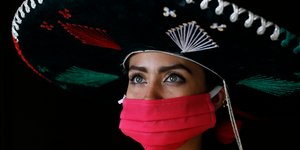 Μεξικανή με σομπρέρο και μάσκα για τον κορωνοϊό