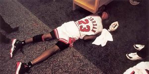 Ο Μάικλ Τζόρνταν κλαίει στα αποδυτήρια