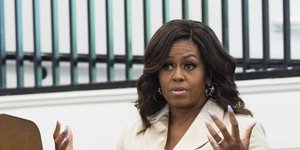 Η πρώην Πρώτη Κυρία, Μισέλ Ομπαμά, ξαφνιασμένη με τα χέρια προτεταμένα