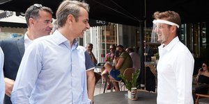 μητσοτακης μιλάει με κόσμο 