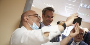 Σέλφι Μητσοτάκη με ιατρικό προσωπικό