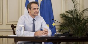 Μητσοτάκης στο γραφείο του