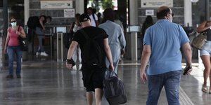 Εικόνα από επιβάτες σε σταθμό του Προαστιακού