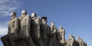 Εργάτες στη Βραζιλία τοποθετούν μάσκες σε μνημείο εν μέσω πανδημίας για τον κορωνοϊό