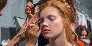 Μοντέλο σε παρασκήνια επίδειξης μόδας  