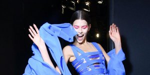 Γυναίκα με μπλε φόρεμα στα παρασκήνια επίδειξης 