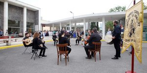 Mουσικοί στο προαύλιο του ΑΧΕΠΑ