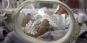 Νεογέννητο μωρό σε θερμοκοιτίδα