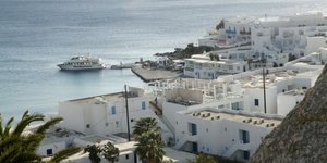 Μύκονο σπίτια πλοίο στη θάλασσα