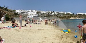 Η παραλία Ψαρού στη Μύκονο
