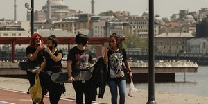 Νέοι κάνουν βόλτα στην Κωνσταντινούπολη της Τουρκίας