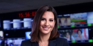 Νίκη Λυμπεράκη με μπλε σακάκι κρατάει χαρτιά