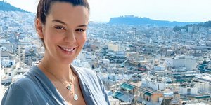 Η Νικολέττα Ράλλη κρατάει δίσκο με κέικ