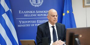 Ο Νίκος Δένδιας συζητά σε τηλεδιάσκεψη