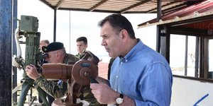 Ο υπουργός Αμυνας Νίκος Παναγιωτόπουλος παρακολουθεί άσκηση