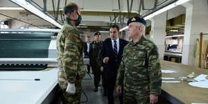 Ο Υπ. Αμυνας Νίκος Παναγιωτόπουλος στο στρατιωτικό εργοστάσιο της Κοπής στον Πειραιά