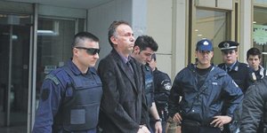 Ο παιδερεστής Νίκος Σειραγάκης με χειροπέδες στα χέρια παρουσία αστυνομικών