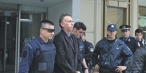 Ο παιδερεστής Νίκος Σειραγάκης με χειροπέδες στα χέρια παρουσία αστυνομικών