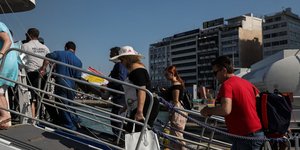 Στα νησιά μπορούν να πηγαίνουν μόνο οι εργαζόμενοι