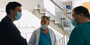 Βασίλης Κικίλιας συνομιλία με γιατρούς