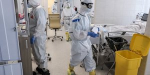 Άνδρες με ειδικές στολές και μάσκες σε νοσοκομείο αναφορά για τον κορωνοϊό στη Ρωσία