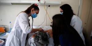 Φοιτήτριες ιατρικής εξετάζουν ασθενή στο νοσοκομείο «Σωτηρία»