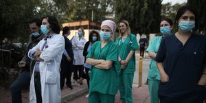 Νοσοκόμοι σε προαύλιο νοσοκομείου