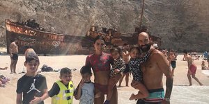 Η Ολυμπία Χοψονίδου με τον Βασίλη Σπανούλη με την οικογένεια τους