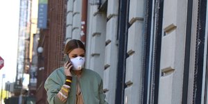 Η Ολίβια Παλέρμο βγάζει βόλτα τον σκύλο της