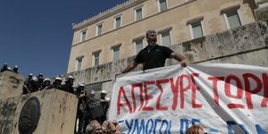 Το πανό της ΟΛΜΕ έξω από τη Βουλή με το ανορθόγραφο «απέσυρε»