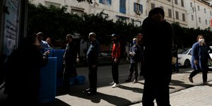 Ουρές έξω από κατάστημα στην Αλγερία