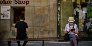 Πολίτες στην Ισπανία τηρούν αποστάσεις λόγω κορωνοϊού