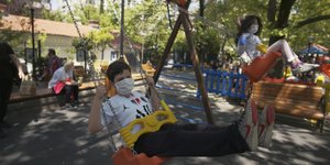Παιδιά σε παιδική χαρά της Τουρκίας με μάσκα προστασίας από τη μετάδοση του κορωνοϊού