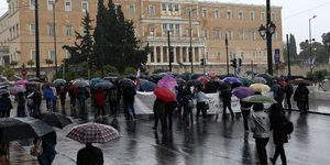 Πανεκπαιδευτικό συλλαλητήριο και βροχή έκλεισαν το κέντρο της Αθήνας