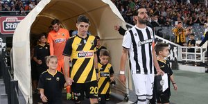 Οι ενδεκάδες ΑΕΚ και ΠΑΟΚ μπαίνουν στο γήπεδο