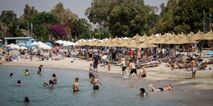 Γεμάτη παραλία στην Αττική