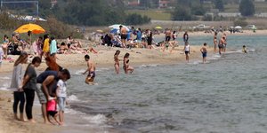 Κόσμος σε παραλία στην Θεσσαλονίκη