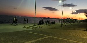 Κόσμος στην παραλία του Φλοίσβου στο Παλαιό Φάληρο