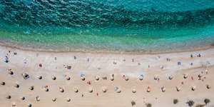 Φωτογραφία από ψηλά της παραλίας Γλυφάδας