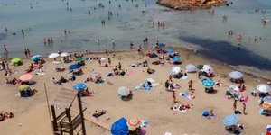 Κόσμος στο καβούρι προσπαθεί να τηρήσει αποστάσεις στην παραλία