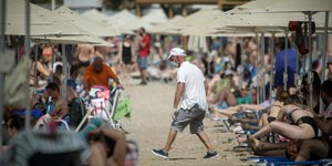 Παραλία υπάλληλος με μάσκα