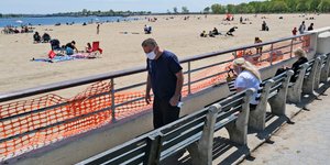 Κόσμος με μάσκα για κορωνοϊό σε παραλία της Νέας Υόρκης