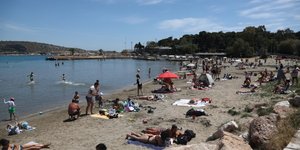 Κόσμος σε παραλία των νοτίων προαστίων