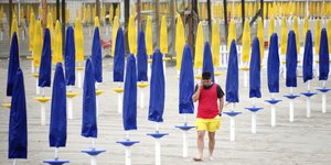Άνδρας σε παραλία κοντά στη Ρώμη της Ιταλία, που παραμένει άδεια λόγω κορωνοϊού